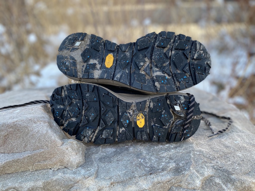 Revisión de botas de invierno con aislamiento Danner Mountain 600 para mujer: tracción robusta diseñada para afrontar senderos y superficies resbaladizas.