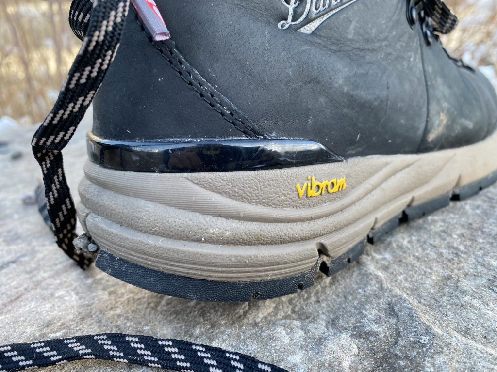 Revisión de botas de invierno con aislamiento Danner Mountain 600 para mujer: una entresuela lujosa ofrece mucho soporte bajo los pies. el cuero completo...