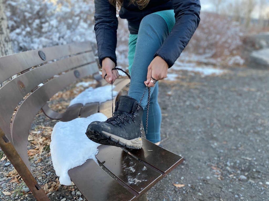 Revisión de botas de invierno con aislamiento Danner Mountain 600 para mujer: ponte y ata solo dos ojales antes de seguir tu camino.