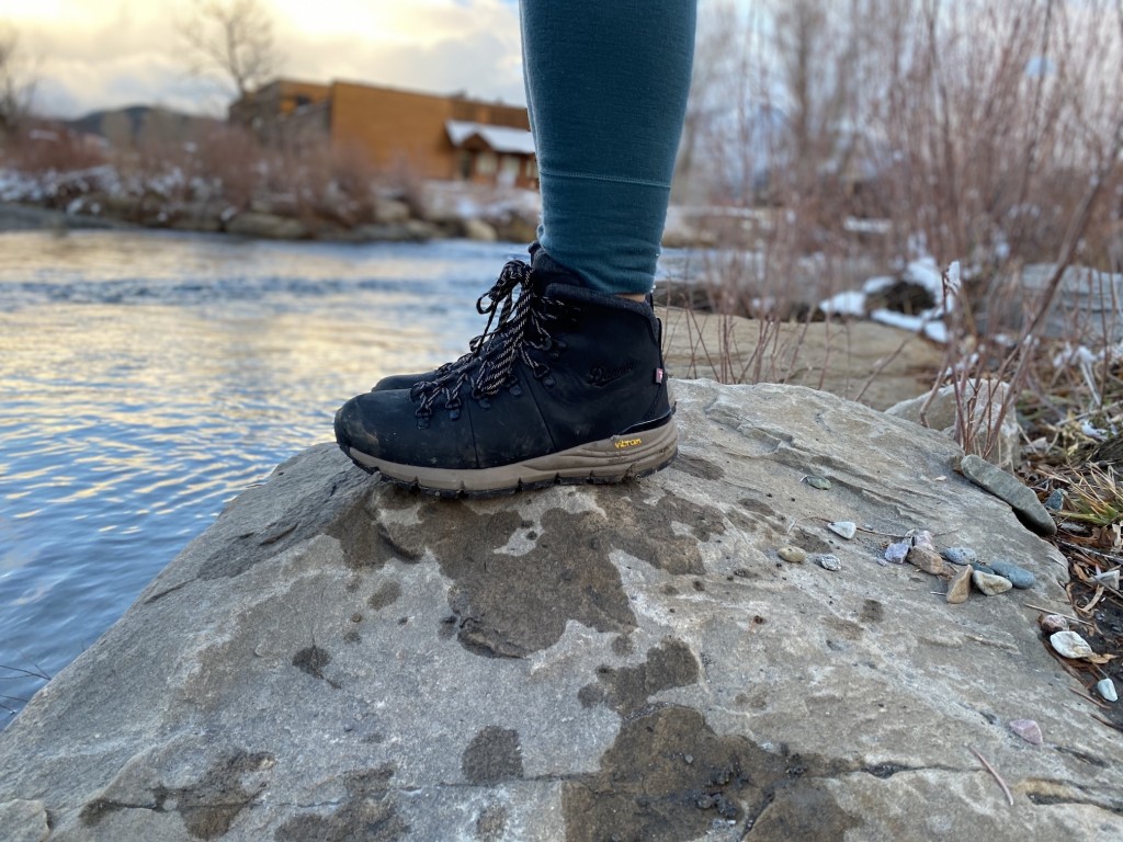 Revisión de botas de invierno con aislamiento Danner Mountain 600 para mujer: cómodas con un ajuste que es un poco menos voluminoso en el pie. si...