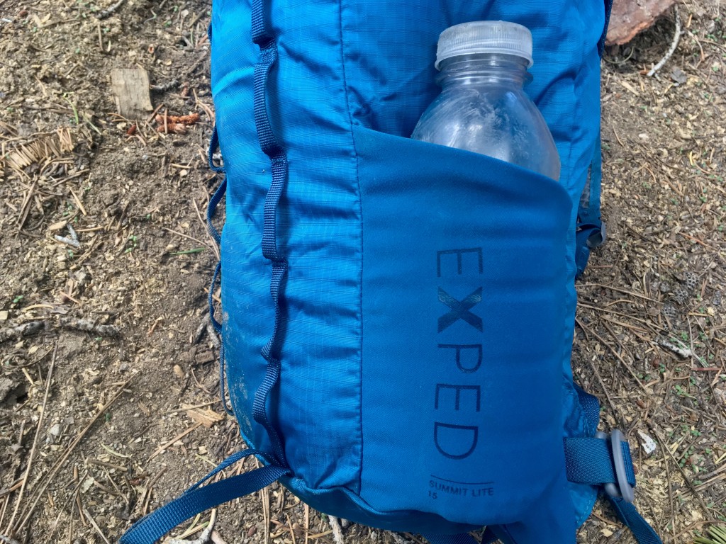 Revisión de la mochila de escalada Exped Summit Lite 15: nos gusta este bolsillo elÔstico. Parece mÔs seguro cuando el paquete...