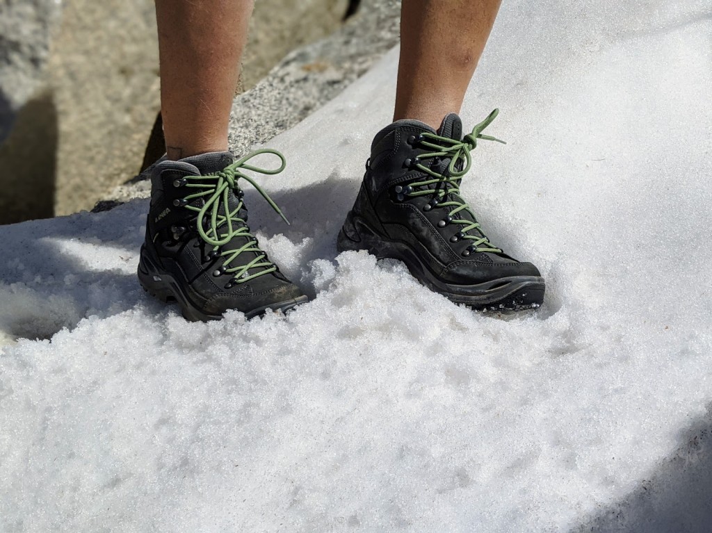 Revisión de botas de montaña lowa renegade gtx mid para mujer: una bota perfecta para las condiciones de primavera: la renegade mantiene...