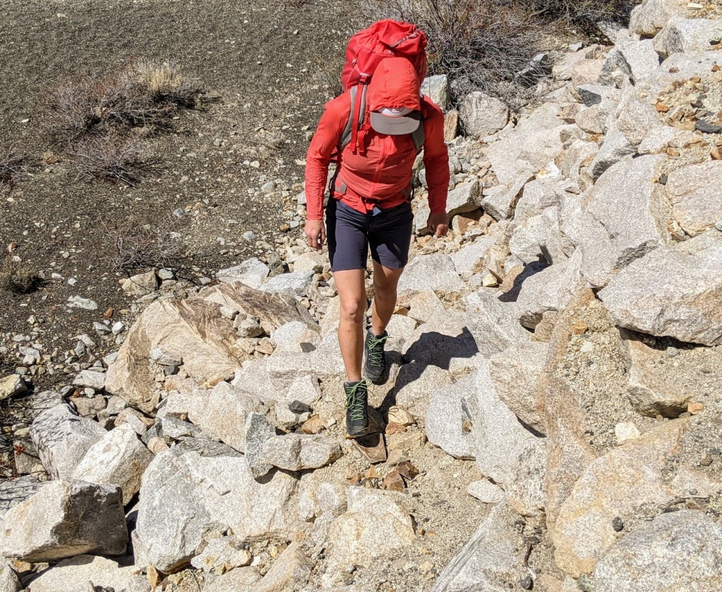 Revisión de las botas de montaña lowa renegade gtx mid para mujer: algunos pueden encontrar reconfortante el diseño corpulento de esta bota en talud, pero...