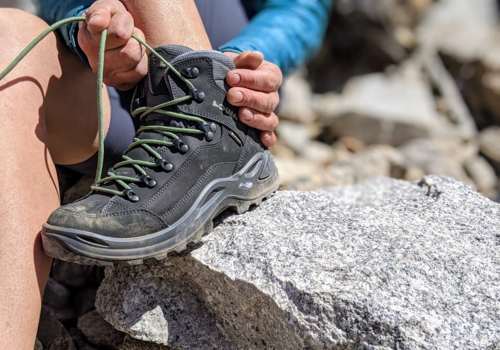 Revisión de las botas de montaña lowa renegade gtx mid para mujer: una mirada a esos ojales y te darÔs cuenta de que son unas botas diseñadas para...