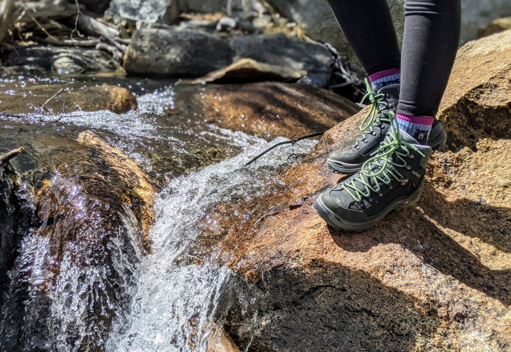 Revisión de botas de montaña lowa renegade gtx mid para mujer: el uso de goma vibram hace que el renegade sea un zapato pegajoso sobre granito...