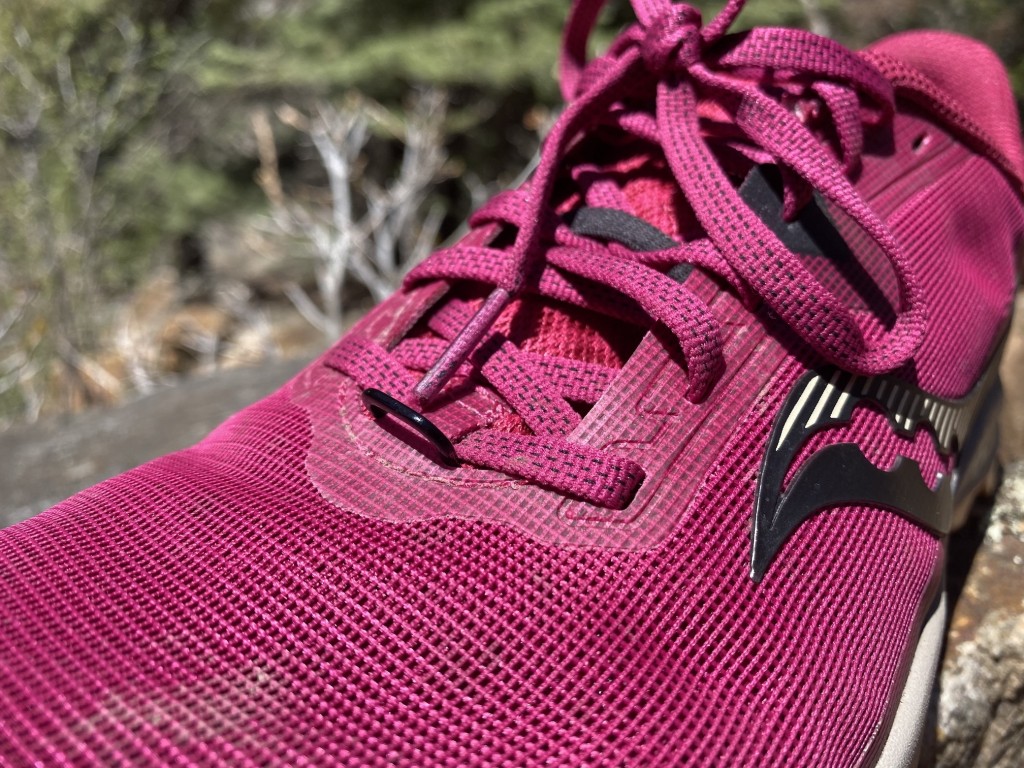 Revisión de las zapatillas de trail running Saucony Peregrine 11 para mujer: podemos apreciar la nueva parte superior que parece ser un poco más...