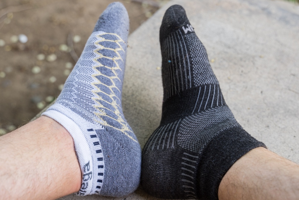 Revisión de los calcetines para correr Wrightsock Coolmesh II Quarter: a diferencia del balega ligeramente acolchado de la izquierda, estos calcetines ofrecen...