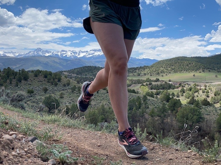 Revisión de las zapatillas de trail running Brooks Cascadia 15 para mujer: esta zapatilla tiene una gran amortiguación reactiva que le quita...