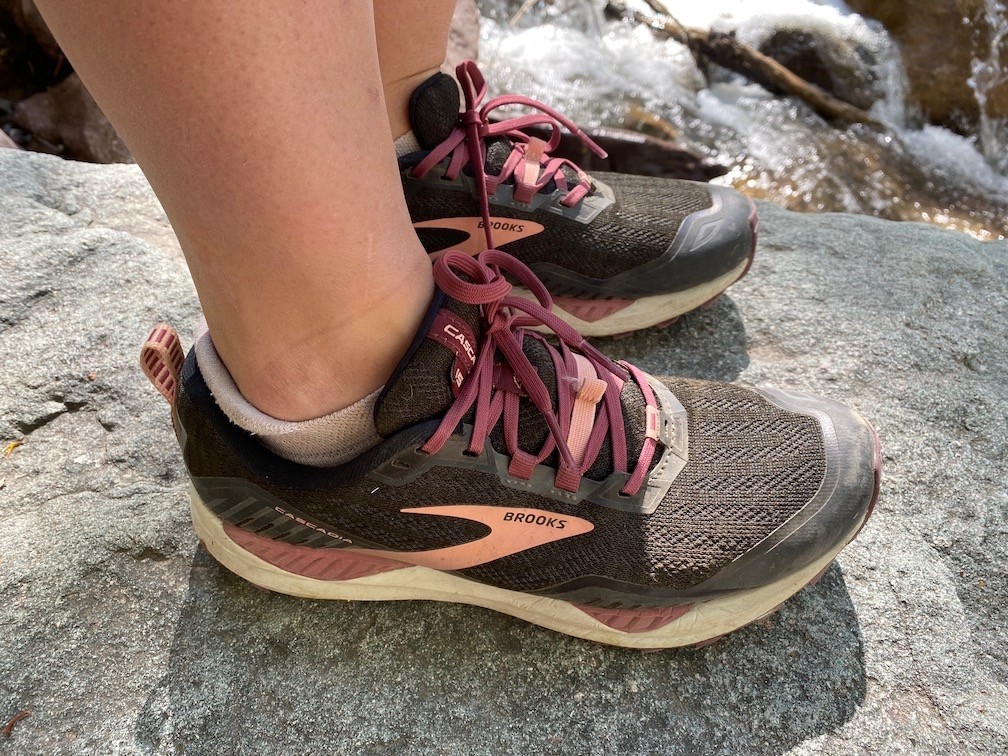 Revisión de las zapatillas de trail running Brooks Cascadia 15 para mujer: las Brooks Cascadia 15 son unas zapatillas de trail probadas en el tiempo que son duraderas...