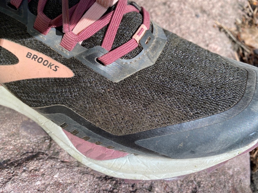 Revisión de las zapatillas de trail running Brooks Cascadia 15 para mujer: la parte superior es resistente a la suciedad y se seca rÔpidamente. la puntera es...
