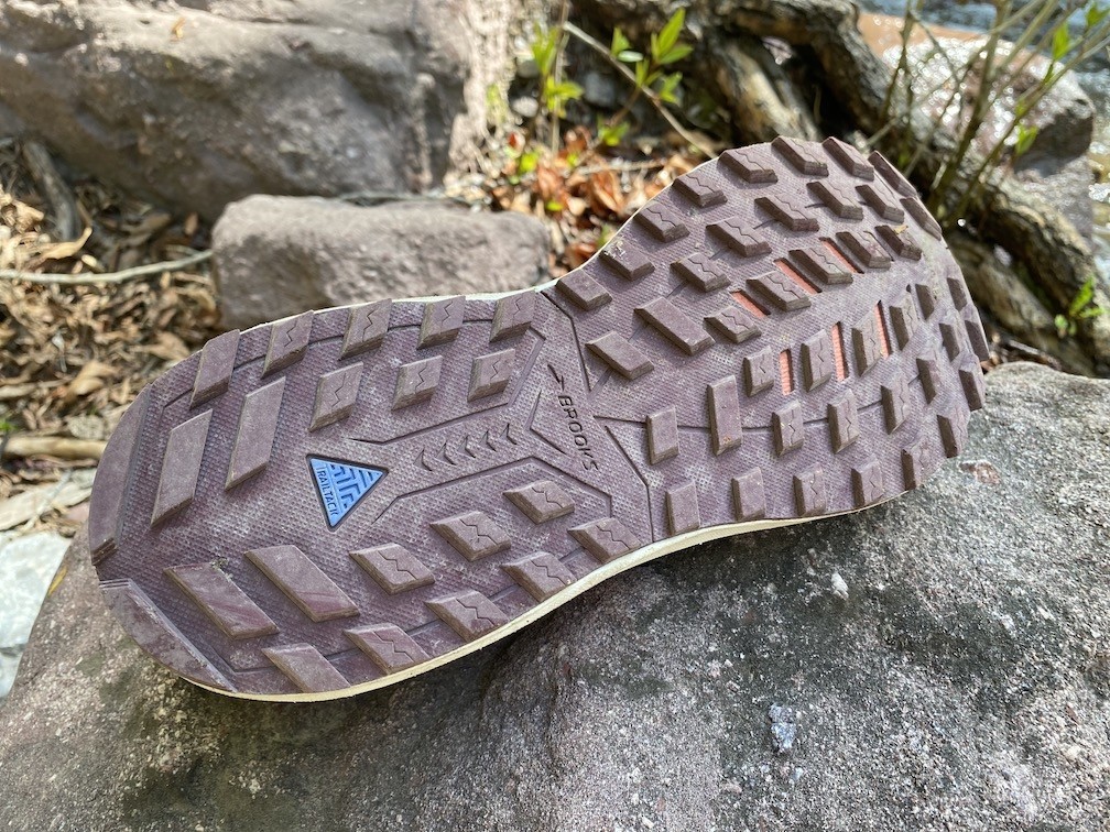 Revisión de las zapatillas de trail running Brooks Cascadia 15 para mujer: esta suela exterior presenta una goma mÔs suave que se adhiere a las rocas y...