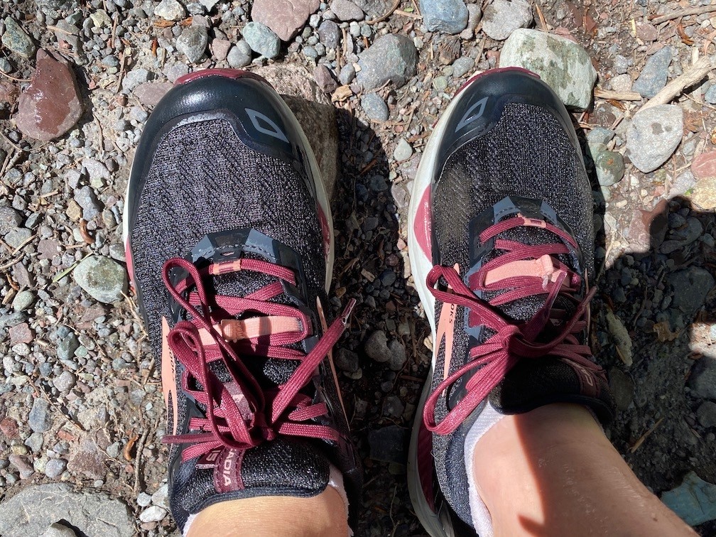 Revisión de las zapatillas de trail running Brooks Cascadia 15 para mujer: una mirada al ajuste de este corredor de montaña. Tiene una puntera mÔs ancha pero...