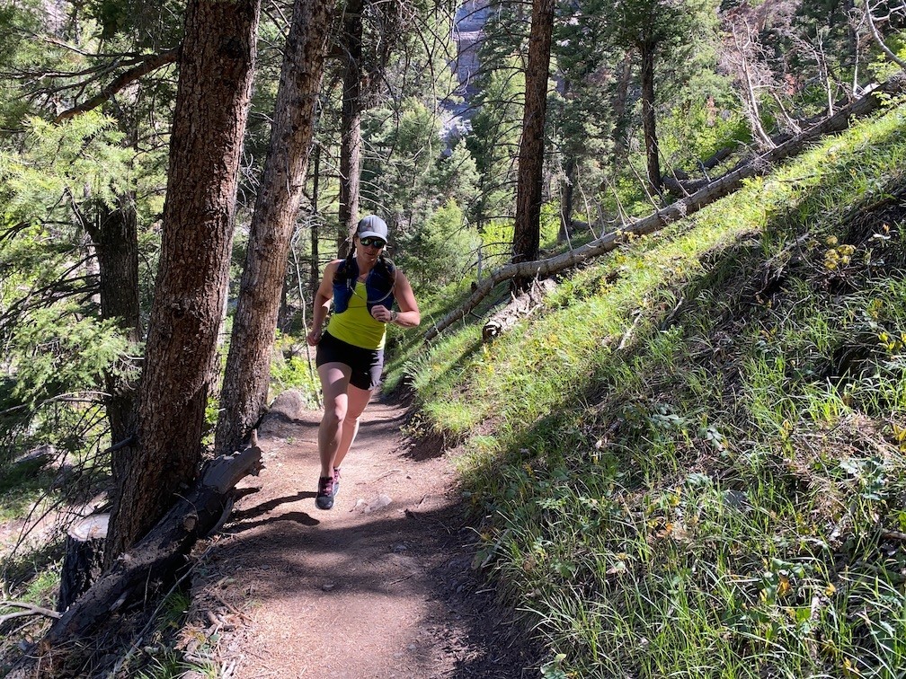 Revisión de zapatillas de trail running Brooks Cascadia 15 para mujer: Amber disfruta de las Brooks Cascadia 15 mientras corre por el sendero...