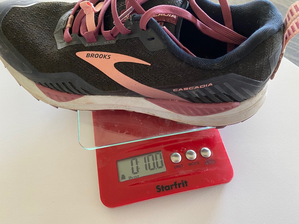 Revisión de las zapatillas de trail running Brooks Cascadia 15 para mujer: este es un zapato de peso medio que se inclina hacia el lado mÔs pesado, con...