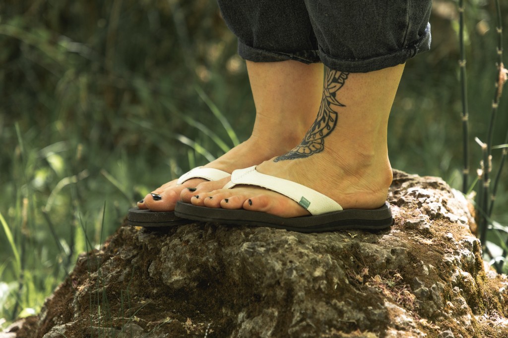Revisión de chanclas para estera de yoga sanuk para mujer: la estera de yoga sanuk es una opción informal fÔcil a un precio asequible.