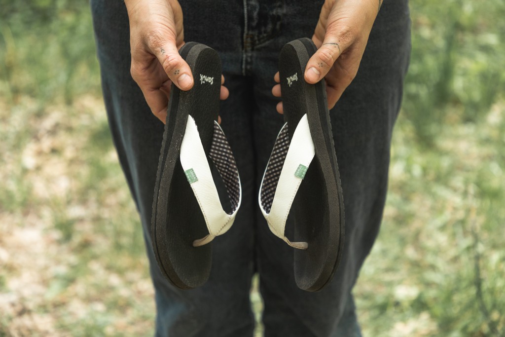 Revisión de las chanclas para esterilla de yoga Sanuk para mujer: las suelas suaves y delgadas no son buenas en terrenos súper agresivos.