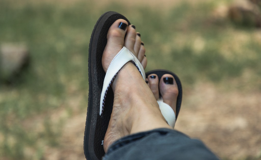 Revisión de las chanclas para esterilla de yoga sanuk para mujer: las correas son suaves, anchas y estÔn estratégicamente ubicadas para ofrecer algo...