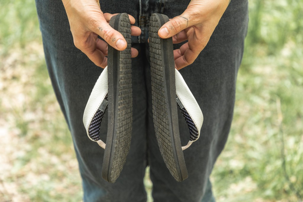 Revisión de chanclas para esterilla de yoga sanuk para mujer: estas chanclas cómodas y livianas son ideales para viajar.