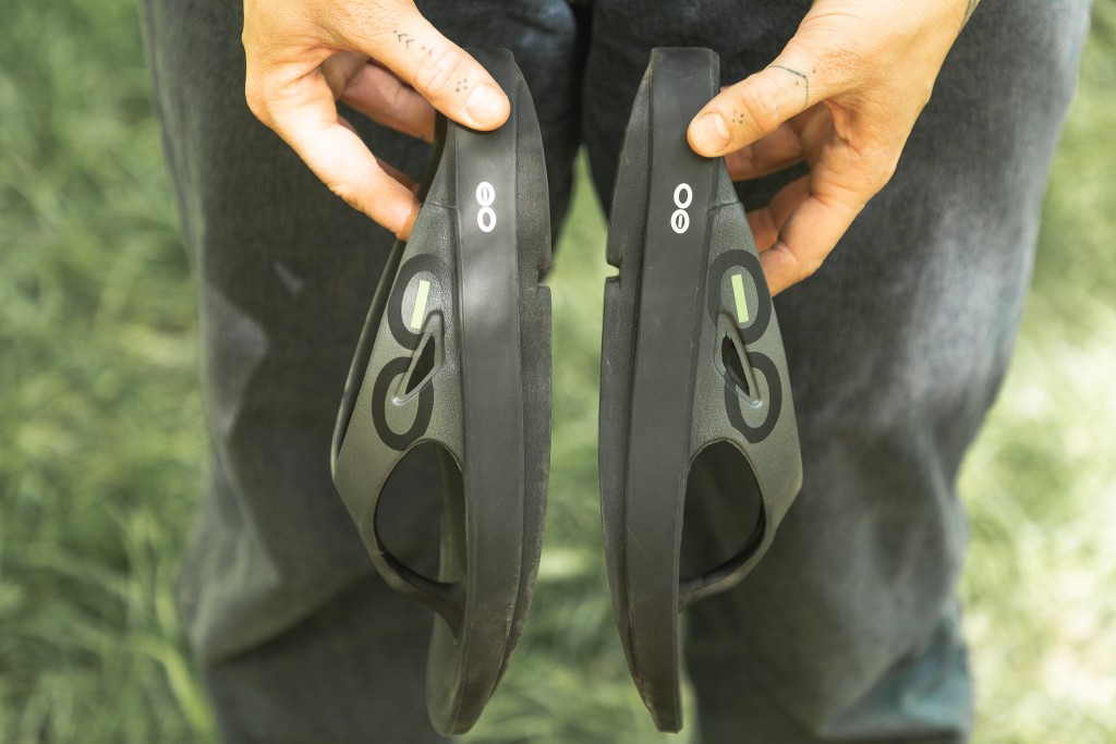 Revisión de las chanclas deportivas oofos ooriginales para mujer: la curvatura de la suela exterior ayuda a balancear los pies desde el talón hasta los dedos...
