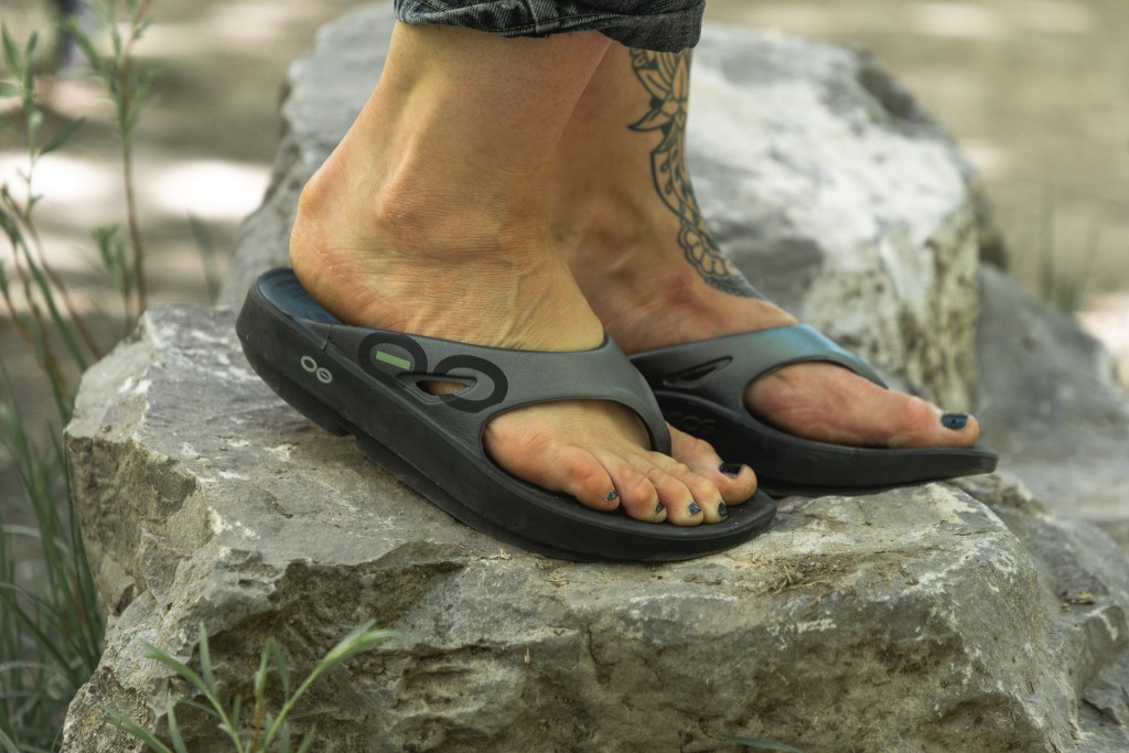 Revisión de las chanclas oofos ooriginal sport para mujer: nos sorprendió el nivel de tracción que proporciona el ooriginal.