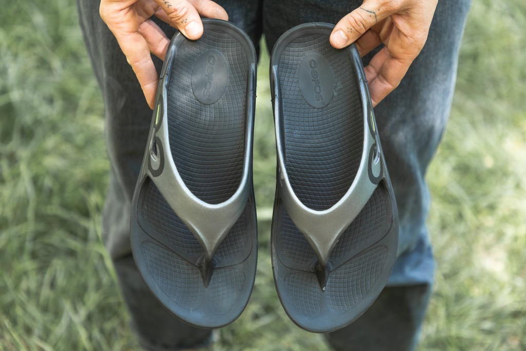 Revisión de las chanclas deportivas oofos ooriginales para mujer: estas chanclas son livianas y buenas para viajar, siempre que tengas...
