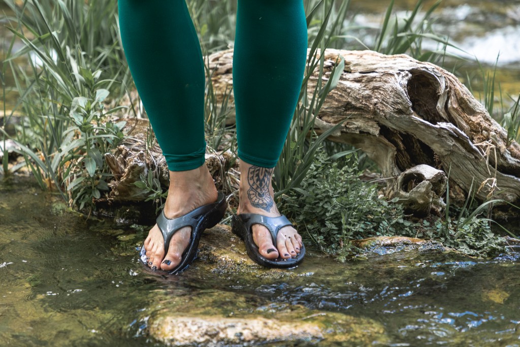 Revisión de las chanclas deportivas originales para mujer de oofos: no solo son cómodas, sino que también son impermeables.