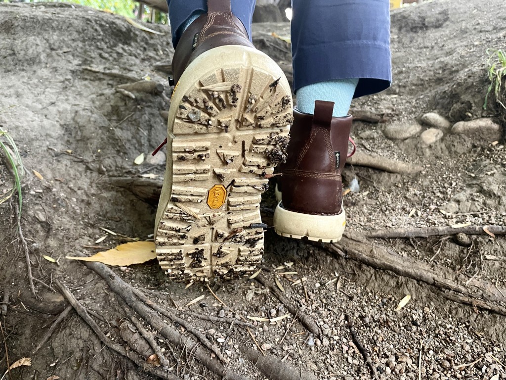 Revisión de las botas de lluvia danner logger 917 gtx para mujer: una mirada mÔs cercana al patrón técnico de la banda de rodadura.