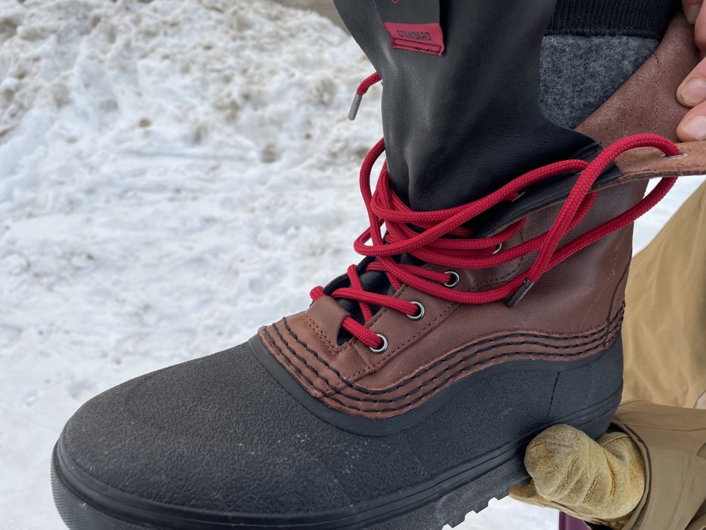 Revisión de las botas de invierno Vans Standard Snow MTE: esta bota generalmente es resistente al agua, pero la lengüeta se adhiere...