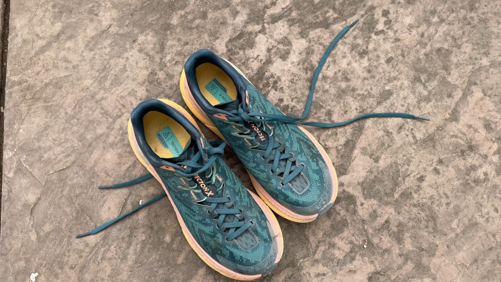 Revisión de las zapatillas de trail running Hoka tecton x trail para mujer: la base de cordones extralarga te ayuda a asegurar tu zapato exactamente como...