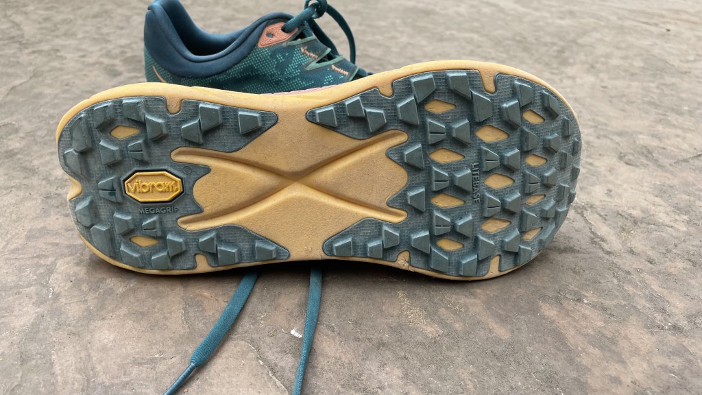 Revisión de las zapatillas de trail running Hoka tecton x trail para mujer: la suela ancha y el patrón de tacos multidireccionales te ayudan a agarrar...