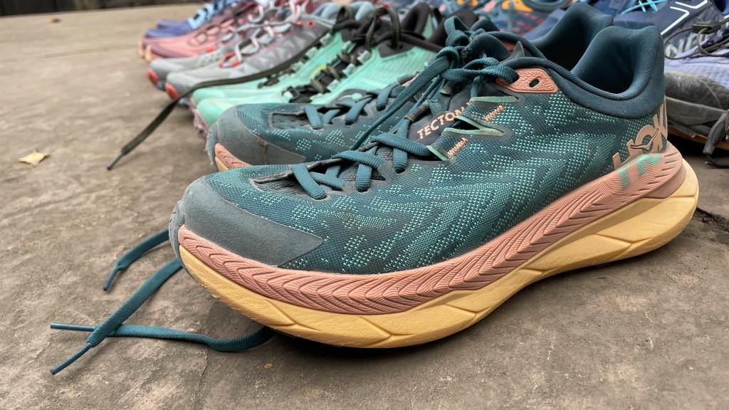 Revisión de las zapatillas de trail running Hoka tecton x trail para mujer: para una zapatilla semimaximalista, la protección del pie es mĆnima pero...