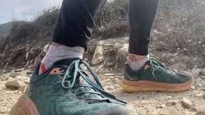 La plataforma ancha y el drop de 4 mm lo convierten en un zapato de trail estable en terrenos rocosos...