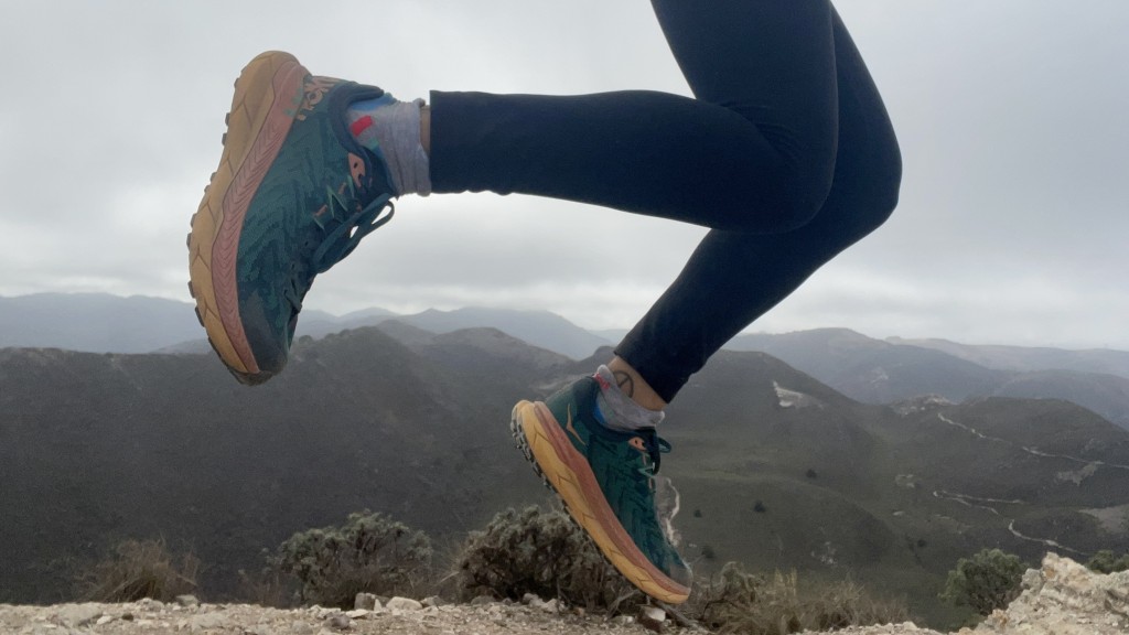 Revisión de las zapatillas de trail running Hoka tecton x trail para mujer: la copa del talón queda bastante alta sobre el tendón de Aquiles, pero la comodidad de...