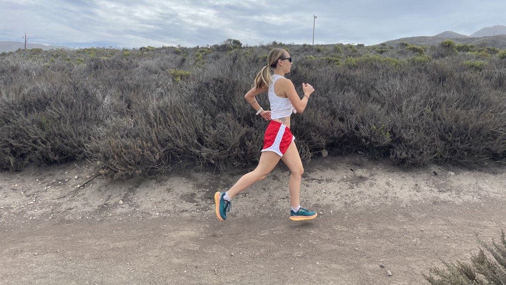 Revisión de las zapatillas de trail running Hoka tecton x trail para mujer: los senderos compactos y los pedregales sueltos se manejan con relativa...