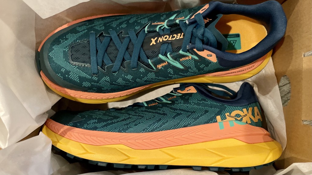 Revisión de las zapatillas de trail running Hoka tecton x trail para mujer: simplemente abrir la caja de estas zapatillas nos dio una idea de lo ligeras que son...
