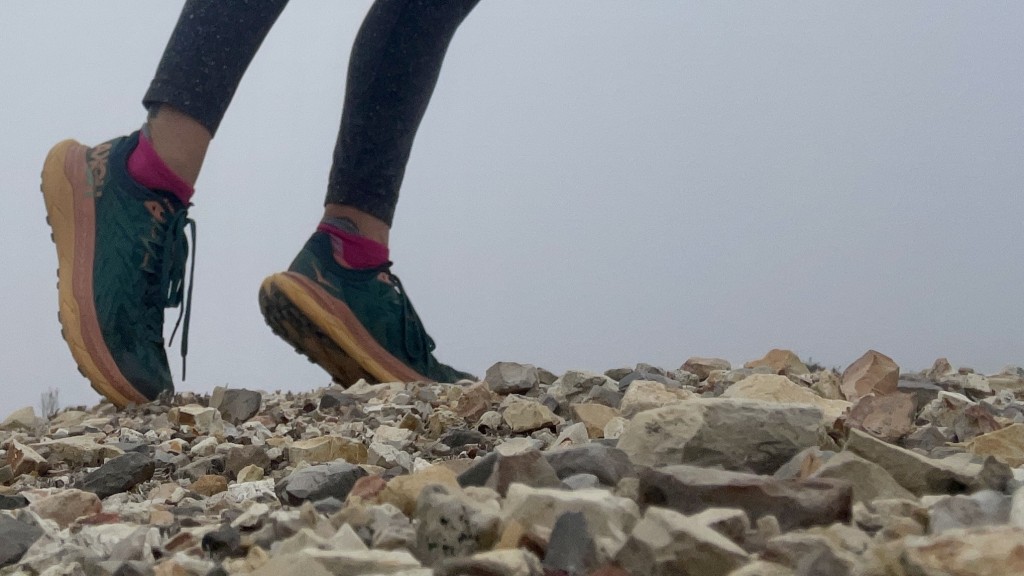 Revisión de las zapatillas de trail running Hoka tecton x trail para mujer: la plataforma ancha y la altura de la pila del tecton nos ayudan a rodar...