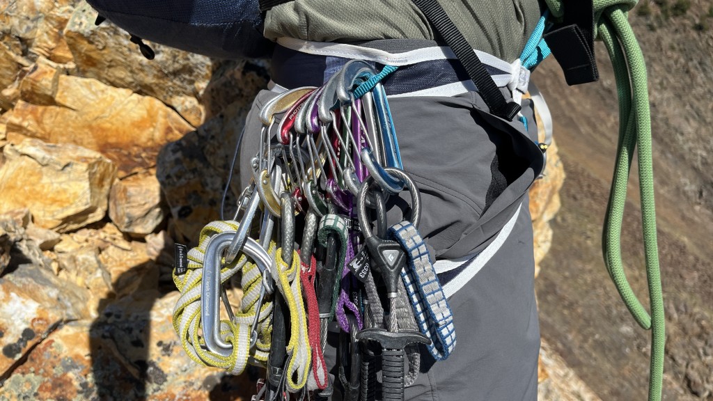 Revisión del arnĆ©s de escalada ligero Blue Ice Choucas: a pesar de los portamateriales minimalistas, todavĆa podemos colocar un ligero...