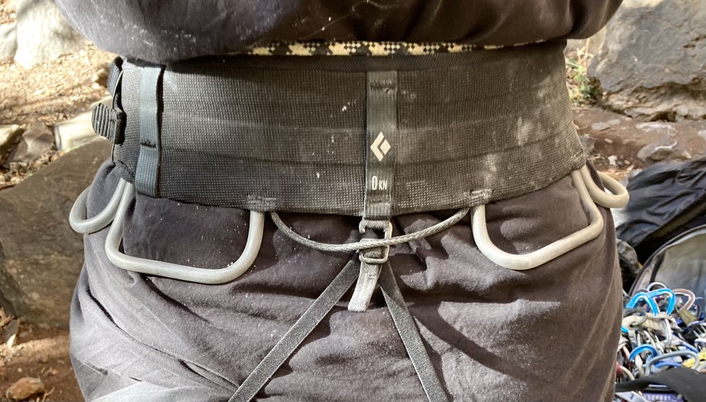 Guía de soluciones de Black Diamond para revisión del arnés de escalada para mujeres: la guía de soluciones de Black Diamond tiene un quinto portamaterial trasero para su...