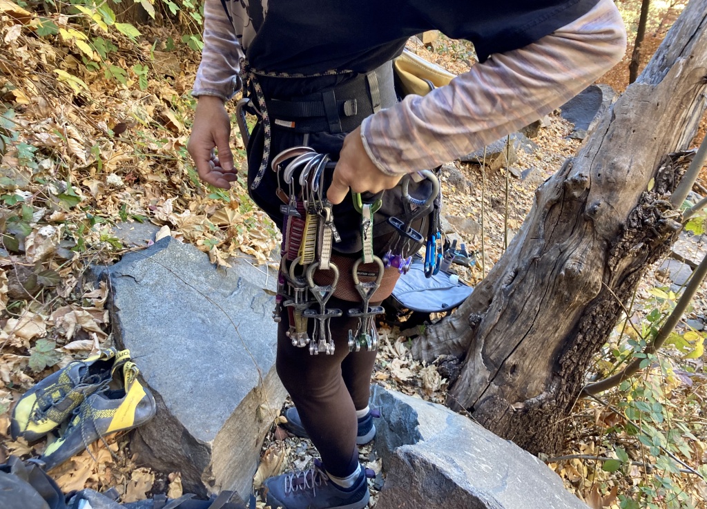 Guía de soluciones de Black Diamond para mujeres: revisión del arnés de escalada: los bucles de material en la guía de soluciones de Black Diamond son rígidos, fáciles...