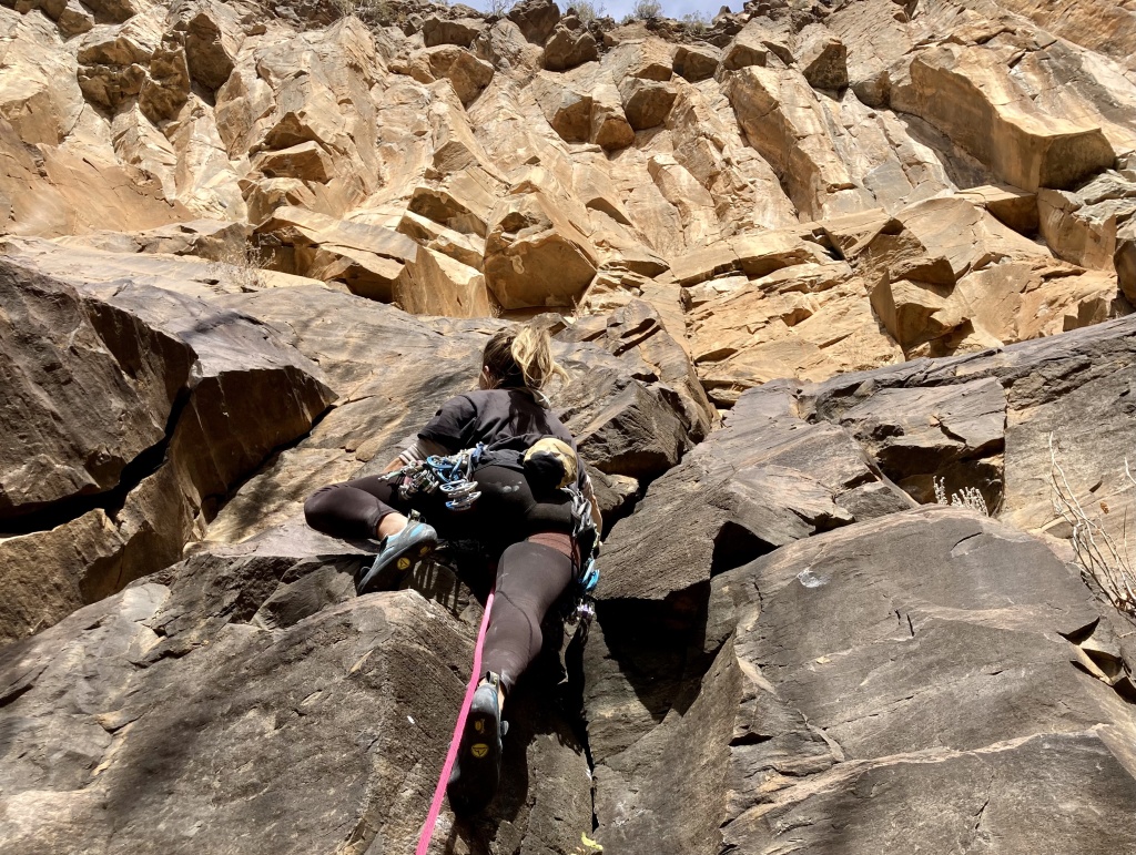 guía de soluciones de diamante negro para mujeres revisión del arnés de escalada: prueba del arnés de guía de soluciones en la cascada; una empinada...