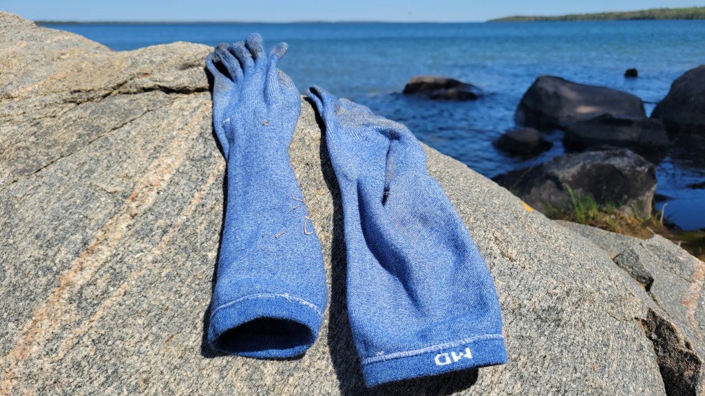 Revisión de los calcetines de senderismo Injinji Liner Crew: secar el Injinji Liner junto al lago mientras escapa de los mosquitos...