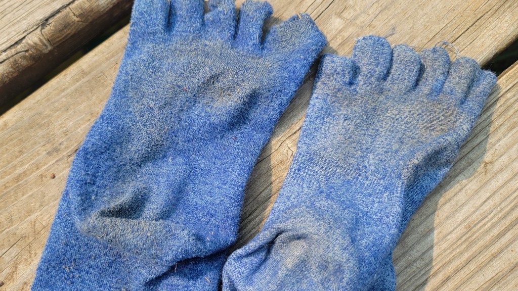 Revisión de los calcetines de senderismo Injinji Liner Crew: después de varias aventuras, los forros Injinji estÔn mostrando un poco de...