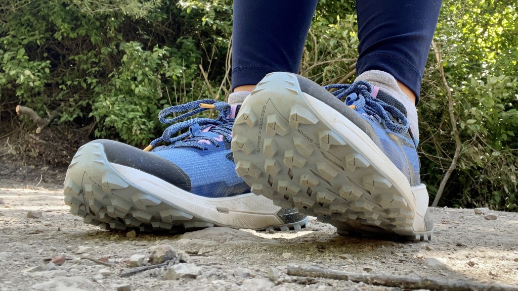 Revisión de las zapatillas de trail running Brooks Catamount 2 para mujer: las orejetas del Catamount muerden el sendero, proporcionando...