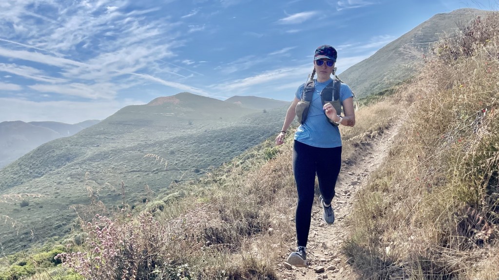 Revisión de las zapatillas de trail running Brooks Catamount 2 para mujer: la placa de roca sensible y protectora incrustada en la suela del...