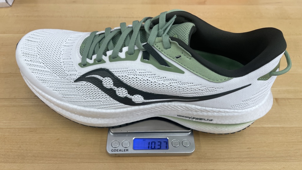 Revisión de las zapatillas para correr Saucony Triumph 21 para hombre: no es una zapatilla liviana, pero en general todo se siente en buen equilibrio.