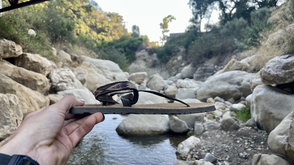 Revisión de las sandalias Earth Runners Alpha para hombre: a pesar de una suela delgada, la plantilla de tela suave y la goma proporcionan...