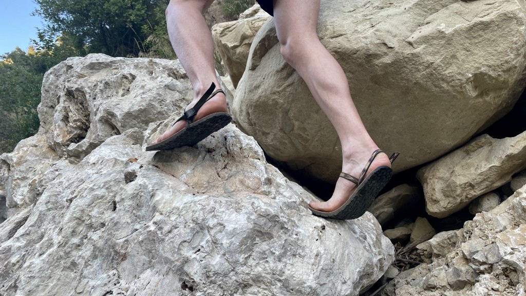 Revisión de las sandalias Earth Runners Alpha para hombre: el Alpha es capaz de formarse y amoldarse a casi cualquier terreno en...