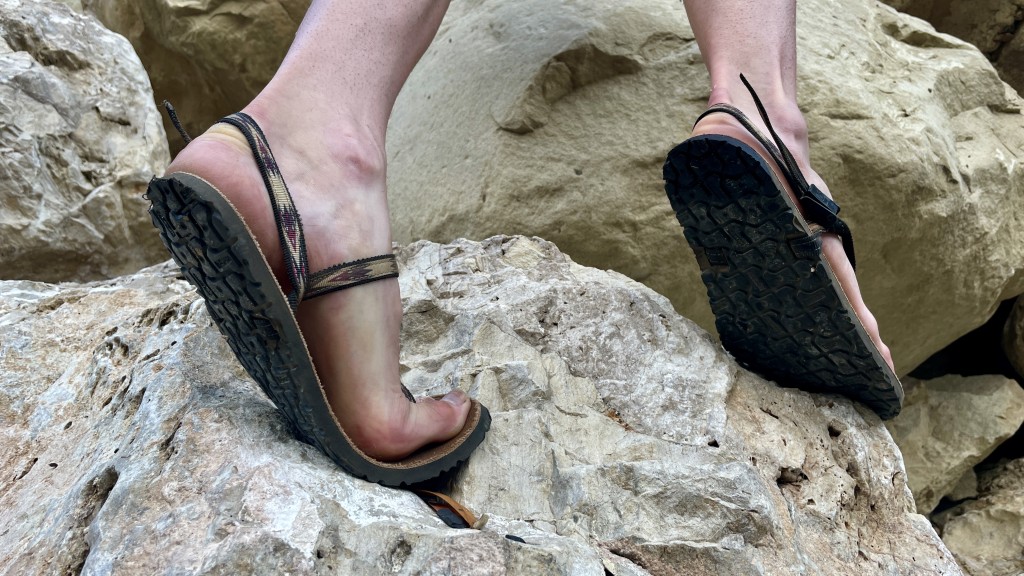 Revisión de las sandalias Earth Runners Alpha para hombre: la flexibilidad que se muestra aquà es solo una parte de lo que le da a esta sandalia...
