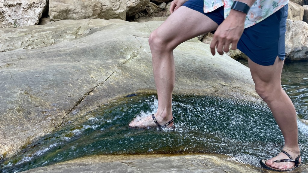 Revisión de las sandalias Earth Runners Alpha para hombre: las Earth Runners Alpha se abren paso por una superficie húmeda y viscosa con...
