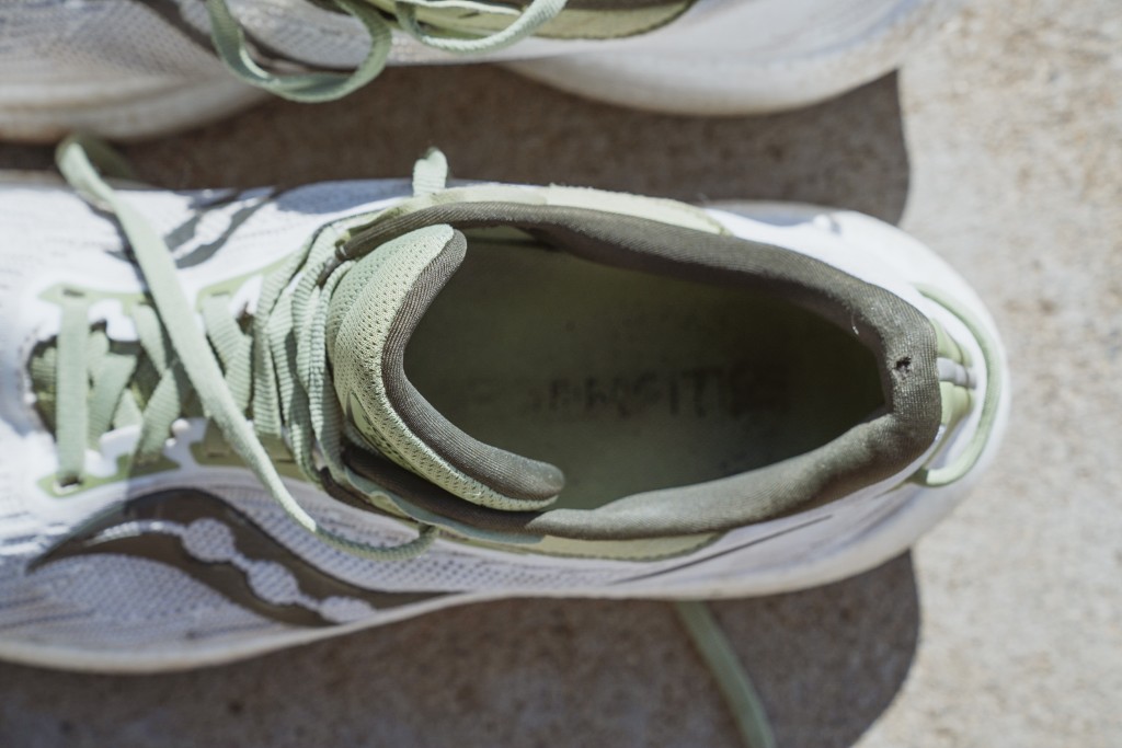 Revisión de las zapatillas para correr Saucony Triumph 21 para hombre: la parte superior es muy cómoda con una lengüeta bien acolchada. tacón...